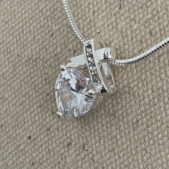 Infinity Heart Necklace with Swarovski Crystals, Sparkly Pendant, Gift-Ready NEW - Picture 6 of 9
